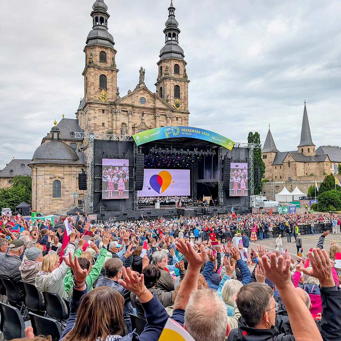 Mehr als 6.000 Besucherinnen und Besucher waren am Sonntag beim Hessentagsgottesdienst auf dem Fuldaer Domplatz mit dabei. 