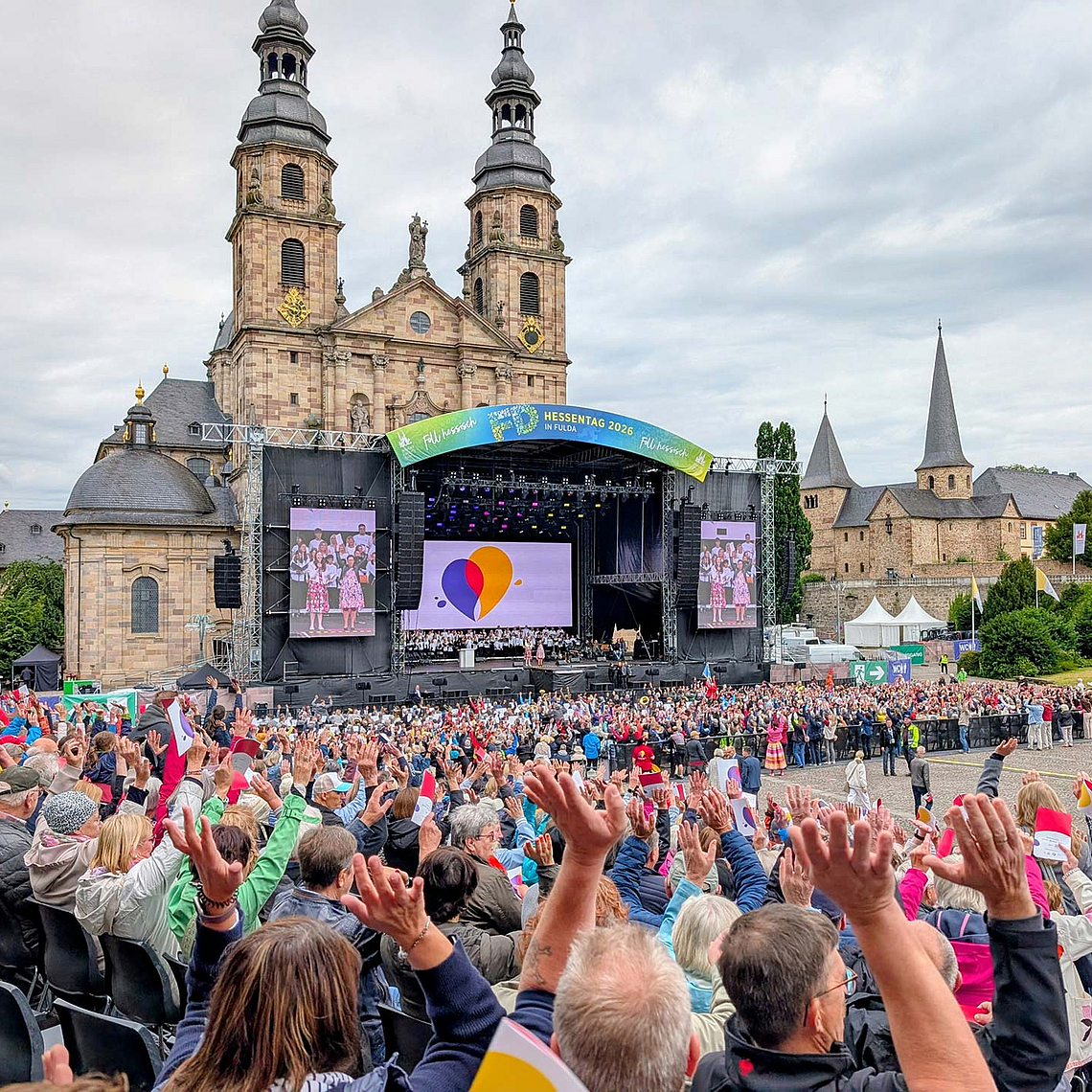 Mehr als 6.000 Besucherinnen und Besucher waren am Sonntag beim Hessentagsgottesdienst auf dem Fuldaer Domplatz mit dabei. 