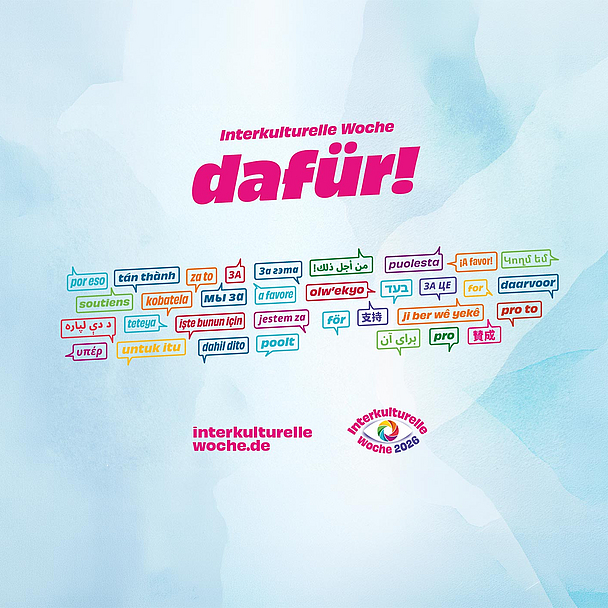 Aktionsgrafik zur Interkulturellen Woche 2026. Auf hellem blau-weißem Hintergrund steht der Schriftzug „Interkulturelle Woche dafür!“. Darunter ist das Wort „dafür“ in zahlreichen Sprachen in bunten Sprechblasen dargestellt. Unten sind die Internetadresse interkulturellewoche.de und das Logo der Interkulturellen Woche 2026 zu sehen.