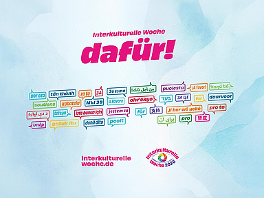 Aktionsgrafik zur Interkulturellen Woche 2026. Auf hellem blau-weißem Hintergrund steht der Schriftzug „Interkulturelle Woche dafür!“. Darunter ist das Wort „dafür“ in zahlreichen Sprachen in bunten Sprechblasen dargestellt. Unten sind die Internetadresse interkulturellewoche.de und das Logo der Interkulturellen Woche 2026 zu sehen.