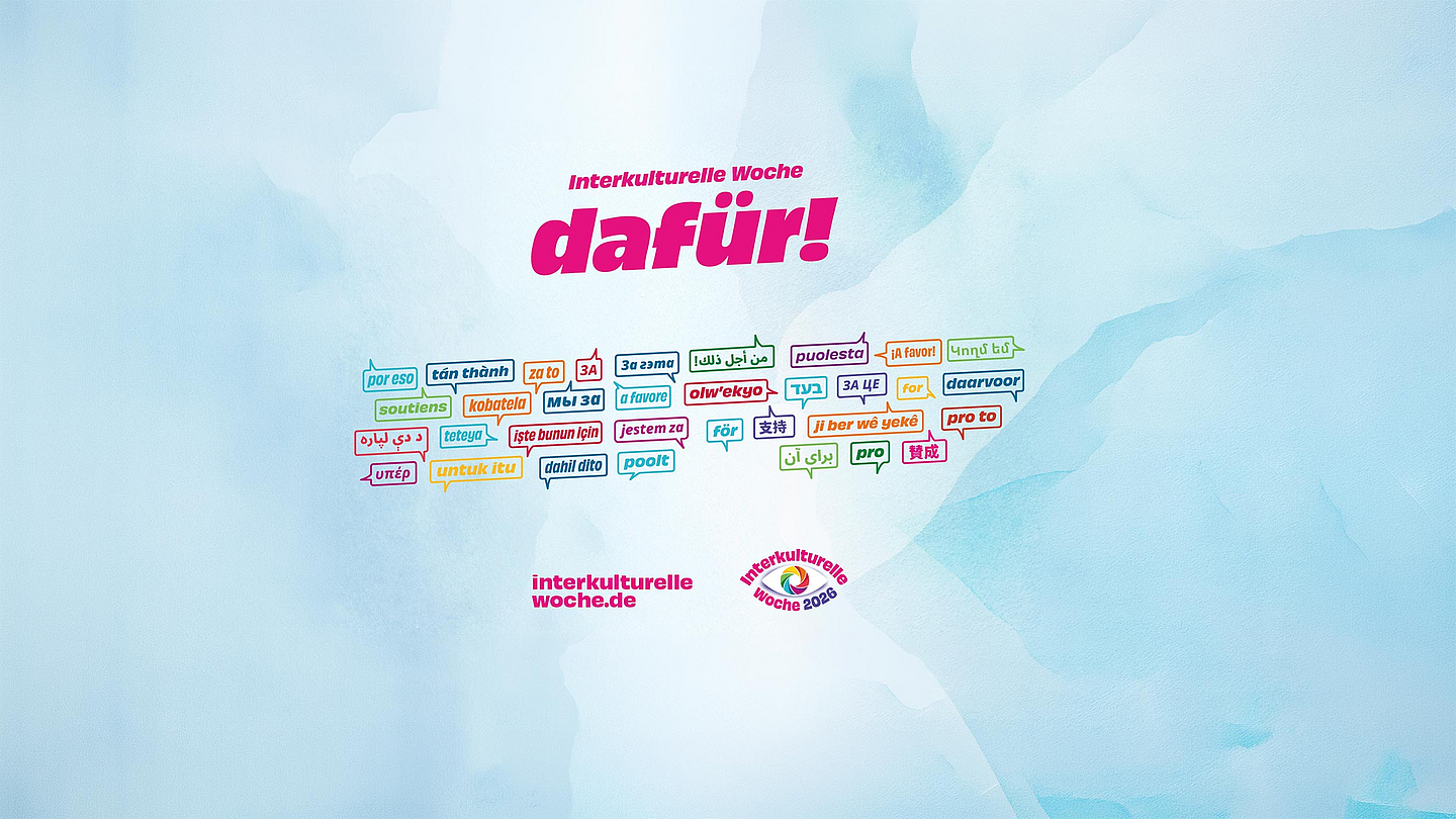 Interkulturelle Woche 2026: „Dafür!“ Aktionsgrafik zur Interkulturellen Woche 2026. Auf hellem blau-weißem Hintergrund steht der Schriftzug „Interkulturelle Woche dafür!“. Darunter ist das Wort „dafür“ in zahlreichen Sprachen in bunten Sprechblasen dargestellt. Unten sind die Internetadresse interkulturellewoche.de und das Logo der Interkulturellen Woche 2026 zu sehen.