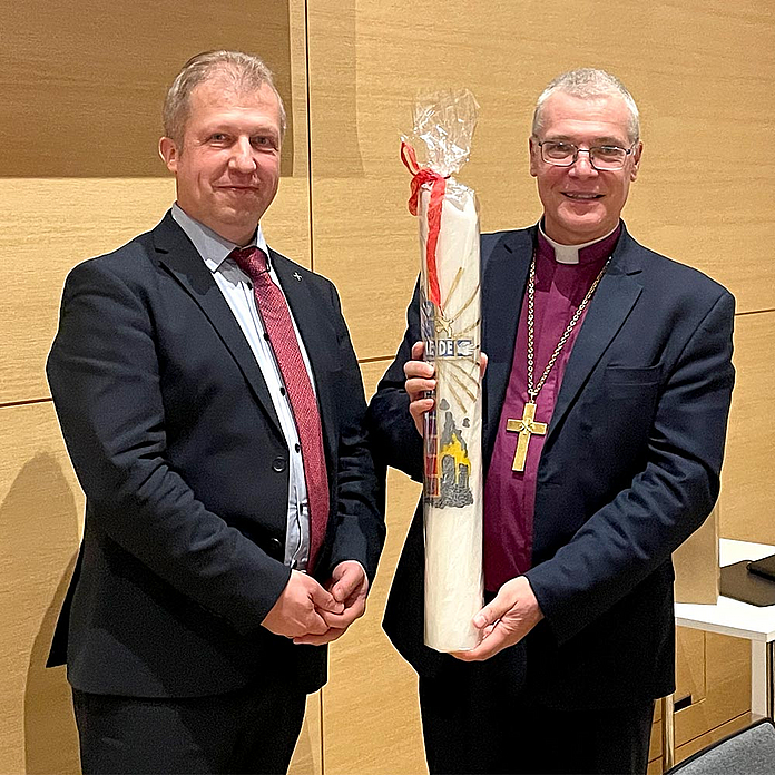 Bischof Marko Tiitus (r.) mit der Wanderfriedenskerze, die er mit nach Estland nehmen wird. Daneben Präses Dr. Michael Schneider. Bischof Marko Tiitus (r.) mit der Wanderfriedenskerze, die er mit nach Estland nehmen wird. Daneben Präses Dr. Michael Schneider.