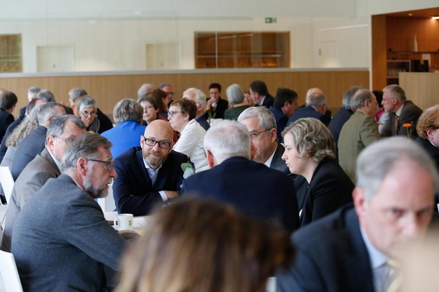 In Arbeitsgruppen wurden anschließend die Themen des Berichts vertieft und Konsequenzen diskutiert. (Foto: medio.tv/Schauderna)