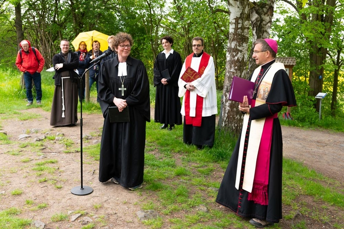 Impressionen vom Pilgerweg von Bischöfin Dr. Hofmann und Bischof Dr. Gerber am Pfingstmontag 2021 von Marburg nach Amöneburg. (Foto: medio.tv/Balzer) 