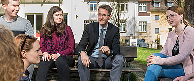 Prof. Dr. Rüdiger Gebhardt (Mitte) mit Studierenden der CVJM-Hochschule. (Foto: CVJM)