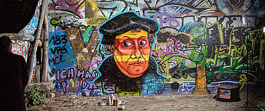 Der Reformator Martin Luther.  Unser Foto zeigt ihn als Graffiti auf einer legalen Sprayerfläche in Kassel, das der Graffitikünstler Marcel de Medeiros anlässlich des 500 Reformationsjubiläums im Jahr 2017 geschaffen hat. (Foto: medio.tv/Schauderna)
