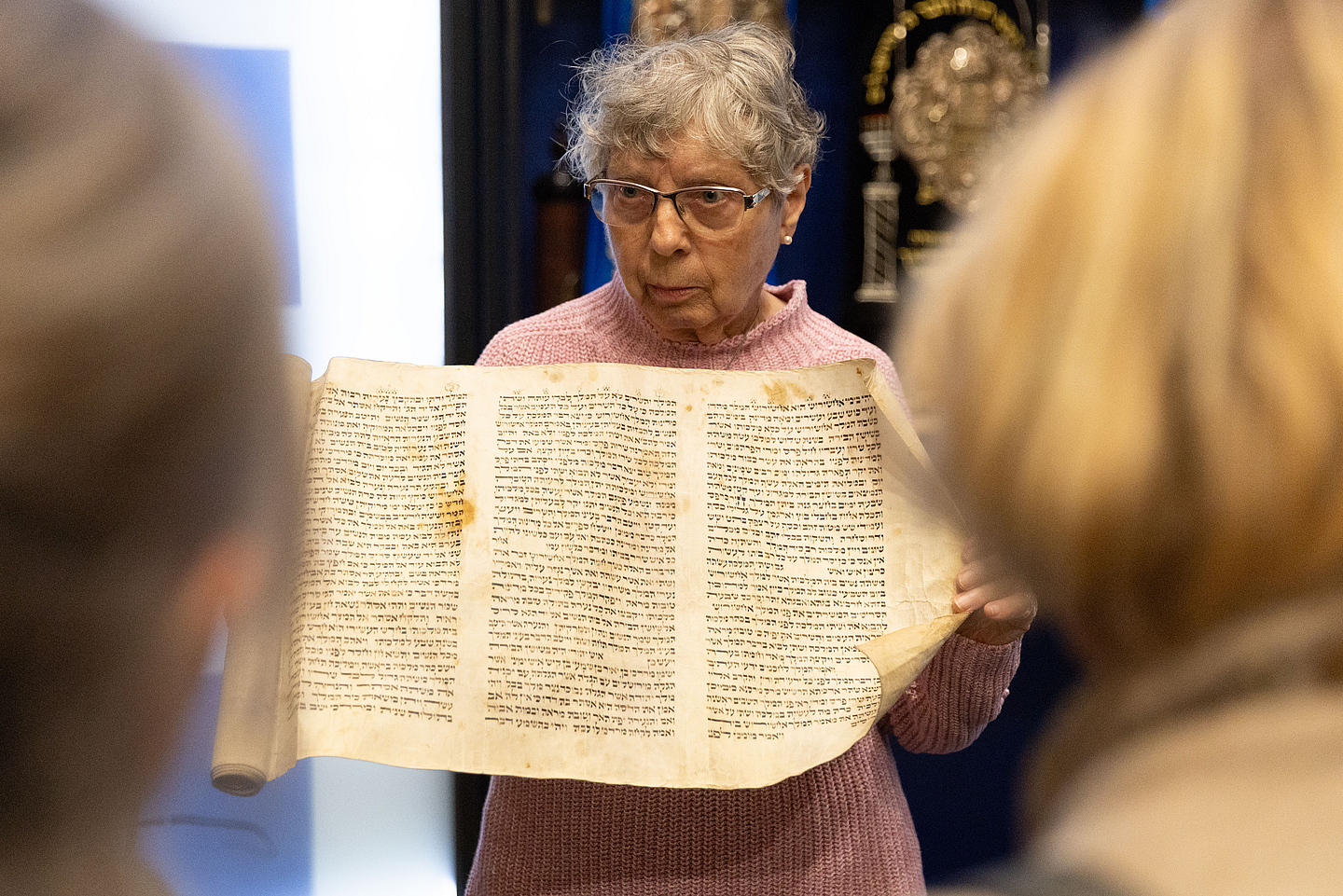 Esther Haß in der Synagoge in Kassel.