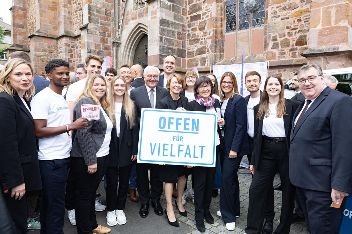 Das Team von "Offen für Vielfalt" mit Bundespräsident Frank-Walter Steinmeier (5.v.l.), seiner Ehefrau Elke Büdenbender (6.v.l.), Michael Sasse (4.v.l., Offen für Vielfalt), Regierungspräsident Mark Weinmeister (r.) und weiteren Vertreter*innen