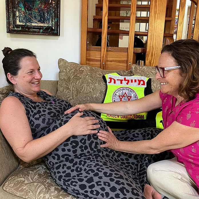 Hebamme Rony Tene-Cohen macht einen Hausbesuch bei einer werdenden Mutter Hebamme Rony Tene-Cohen macht einen Hausbesuch bei einer werdenden Mutter