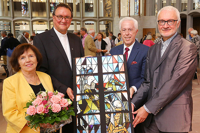 nein Überreichten Bischof Hein (2.v.l.) zum Abschied das Foto eines Kirchenfensters der Martinskirche (v.r.): Pfarrer Dr. Willi Temme und Kirchenvorstandsvorsitzender Dr. Hans Helmut Horn. Links im Bild Heins Ehefrau Ruth. (Foto: Andreas Fischer)