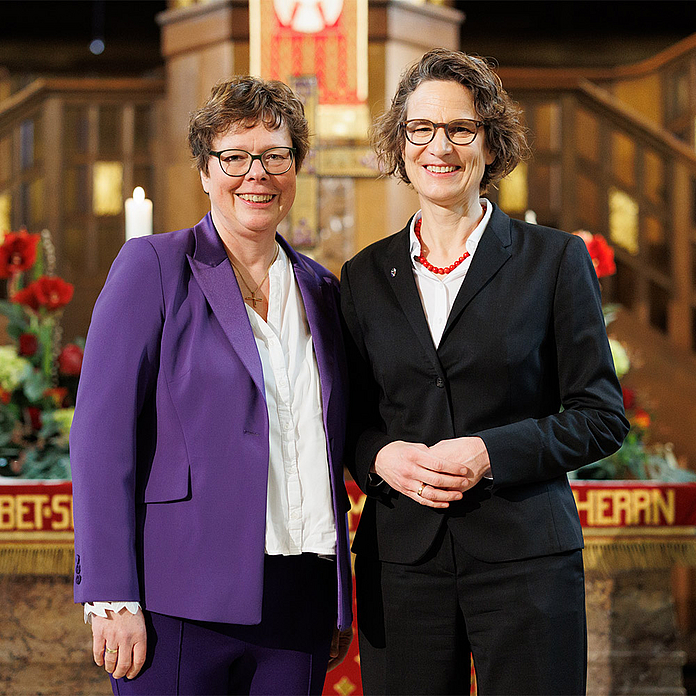 Kirchenpräsidentin Christiane Tietz (r.) mit Bischöfin Beate Hofmann in der Lutherkirche Wiesbaden. Bischöfin Hofmann sprach für die EKKW ein Grußwort.