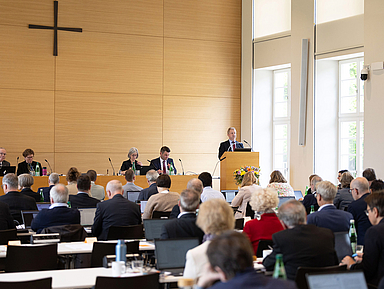 Präses Dr. Michael Schneider vor der Landessynode