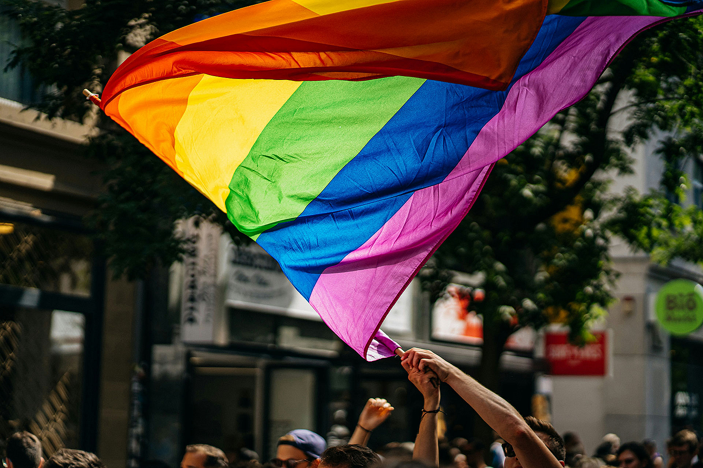 Unser Foto zeigt eine Regenbogenflagge Der erste Hanauer CSD-Gottesdienst wurde 2019 auf Initiative des damaligen Kreisjugendpfarrers Philipp von Stockhausen gefeiert.