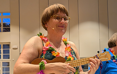 Katja Orthues spielt Ukulele zum WGT 2025