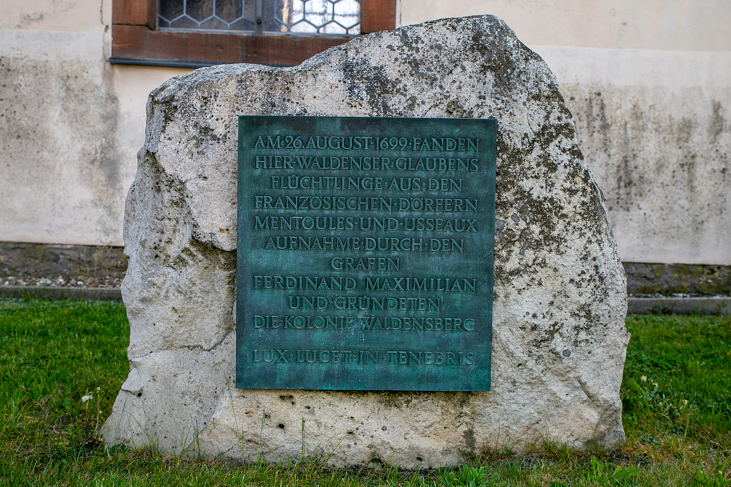 Gedenkstein vor der Kirche