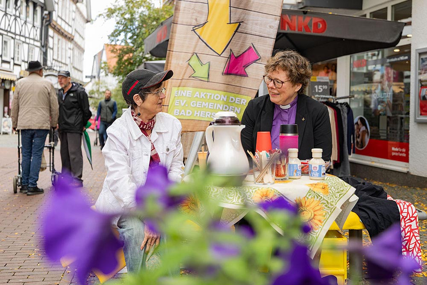 Prominente Gesprächspartnerin: Bischöfin Beate Hofmann (rechts) stattete der Bank am 12. September einen Besuch ab. Prominente Gesprächspartnerin: Bischöfin Beate Hofmann (rechts) stattete der Bank am 12. September einen Besuch ab.