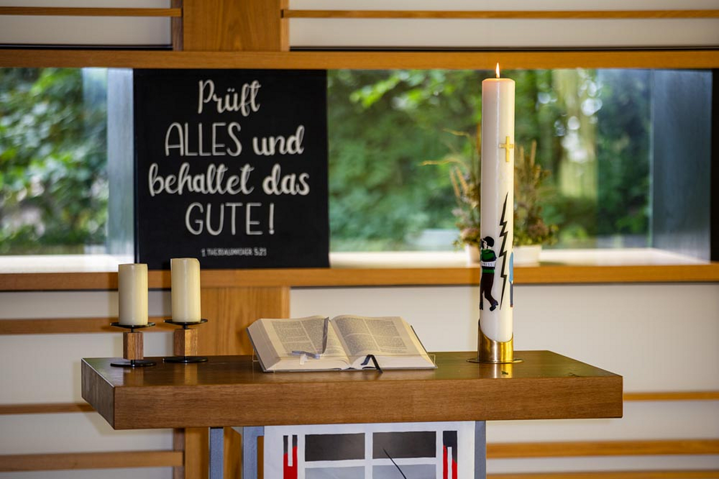 Wanderfriedenskerze auf dem Altar der Kapelle im Haus der Kirche