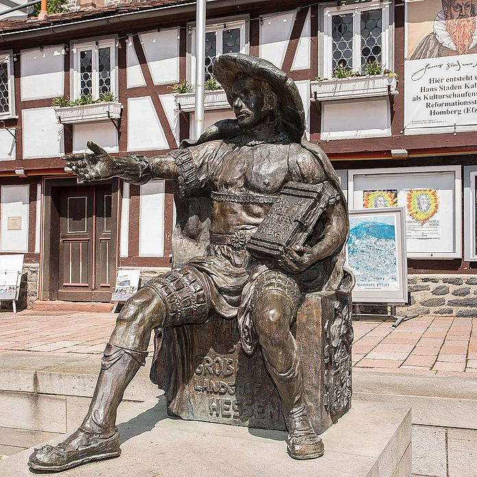 Skulptur des Landgrafen Philipp von Hessen auf dem Homberger Marktplatz. Skulptur des Landgrafen Philipp von Hessen auf dem Homberger Marktplatz.