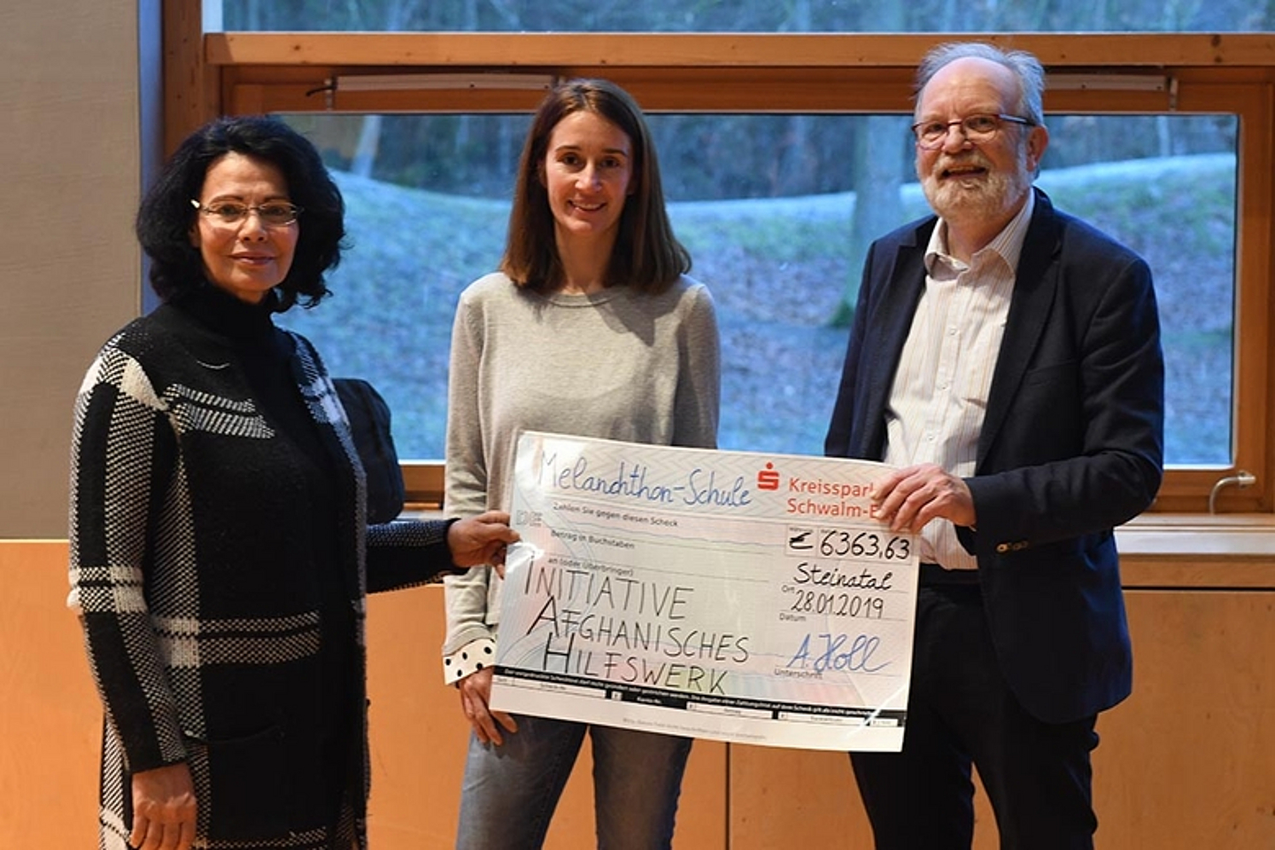 Spendenübergabe im Januar 2019 an die Initiative Afghanisches Hilfswerk. Rechts im Foto ist Shaima Ghafury, die Vorsitzende der Initiative zu sehen. (Foto: Melanchthon Schule)