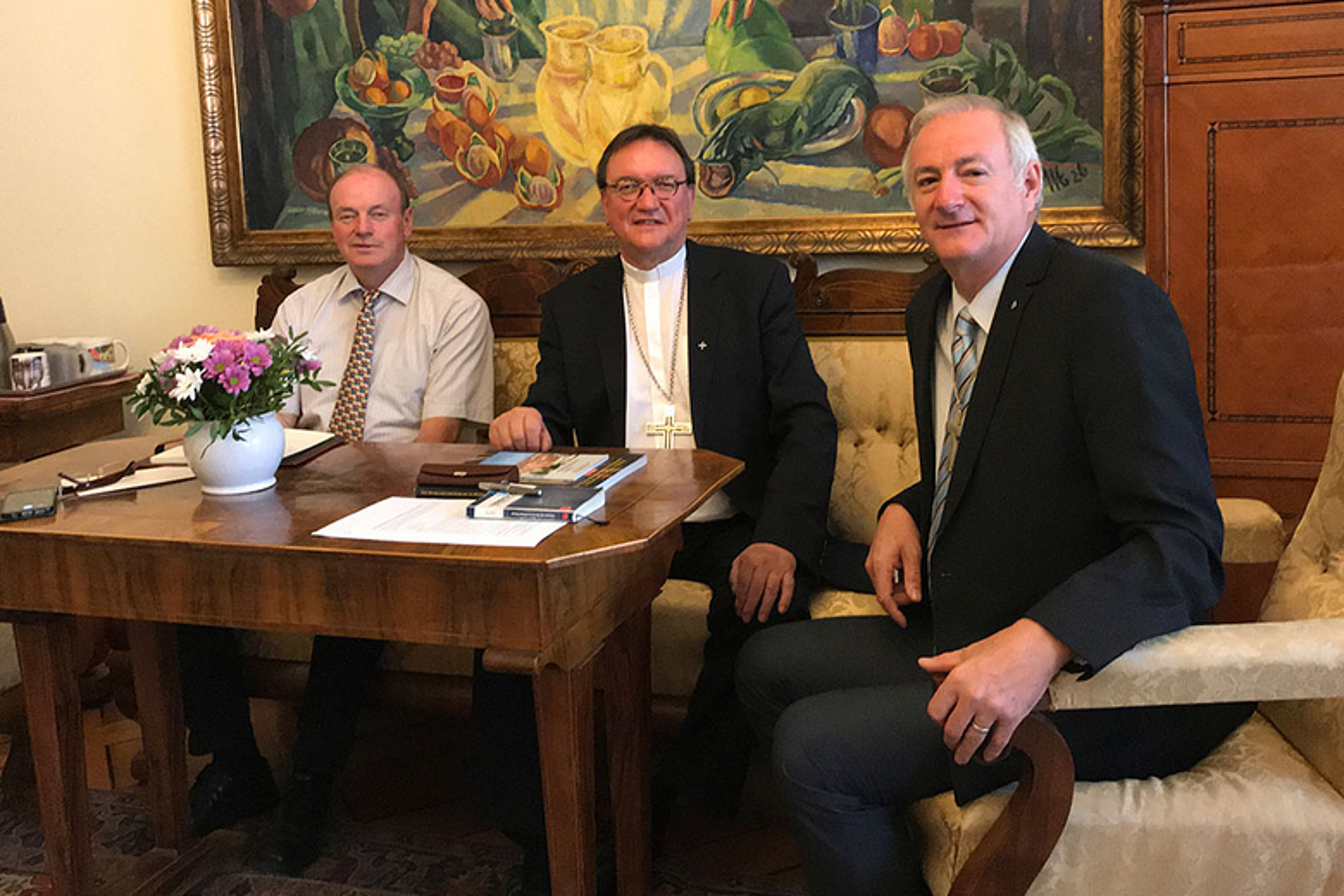 Gespräch mit Bischof Guib und Hauptanwalt Gunesch am letzten Tag des Besuchs. (Foto: privat)