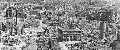Blick über die zerstörte Altstadt mit Martinskirche und Druselturm in Richtung Bettenhausen. (Foto: Stadtarchiv Kassel)