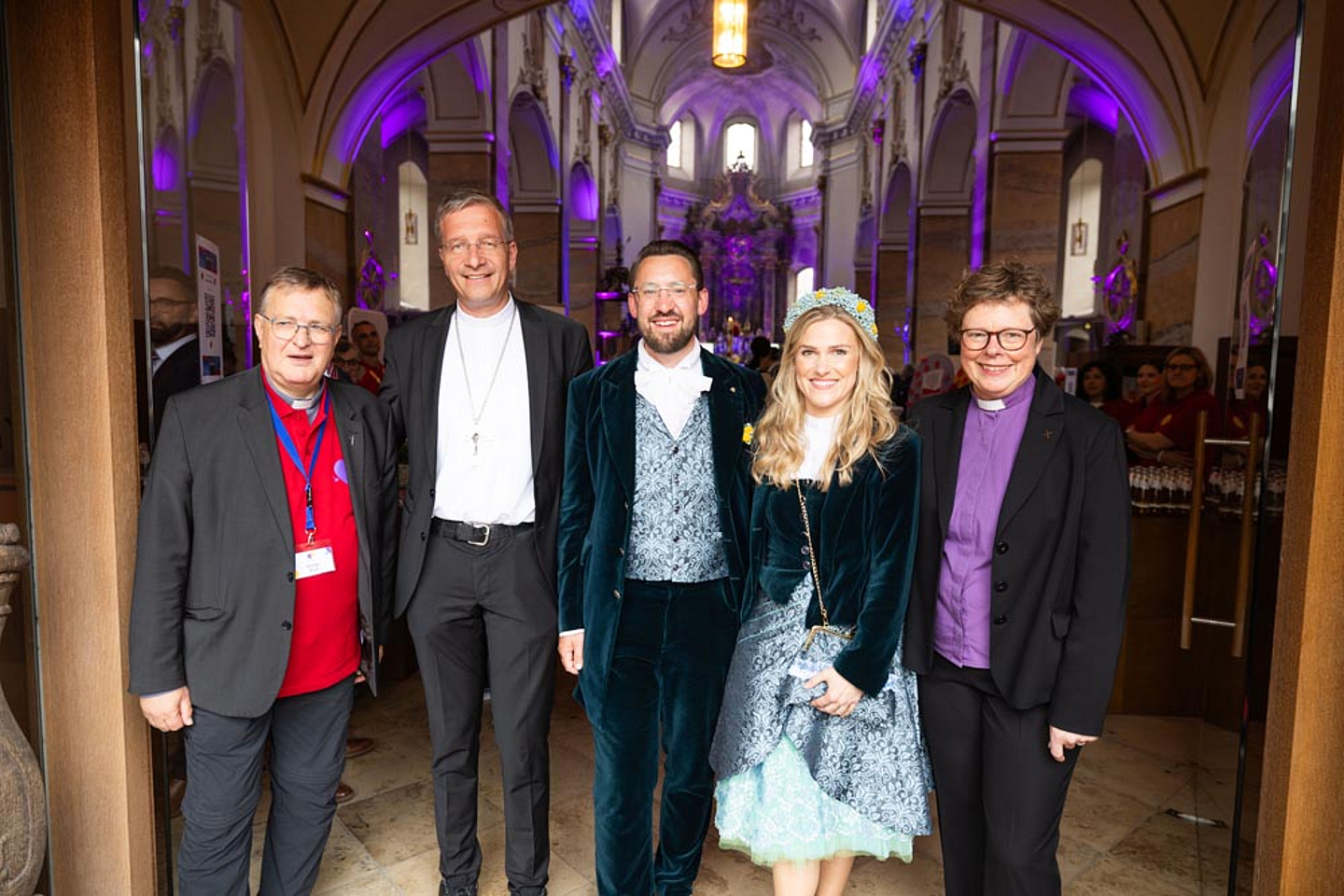 (V.l.): Dechant Stadtpfarrer Stefan Buß (Stadtpfarrkirche St. Blasius in Fulda), Bischof Dr. Michael Gerber (Bistum Fulda), das Fuldaer Hessentagspaar Max und Vera Dudyka, Bischöfin Dr. Beate Hofmann