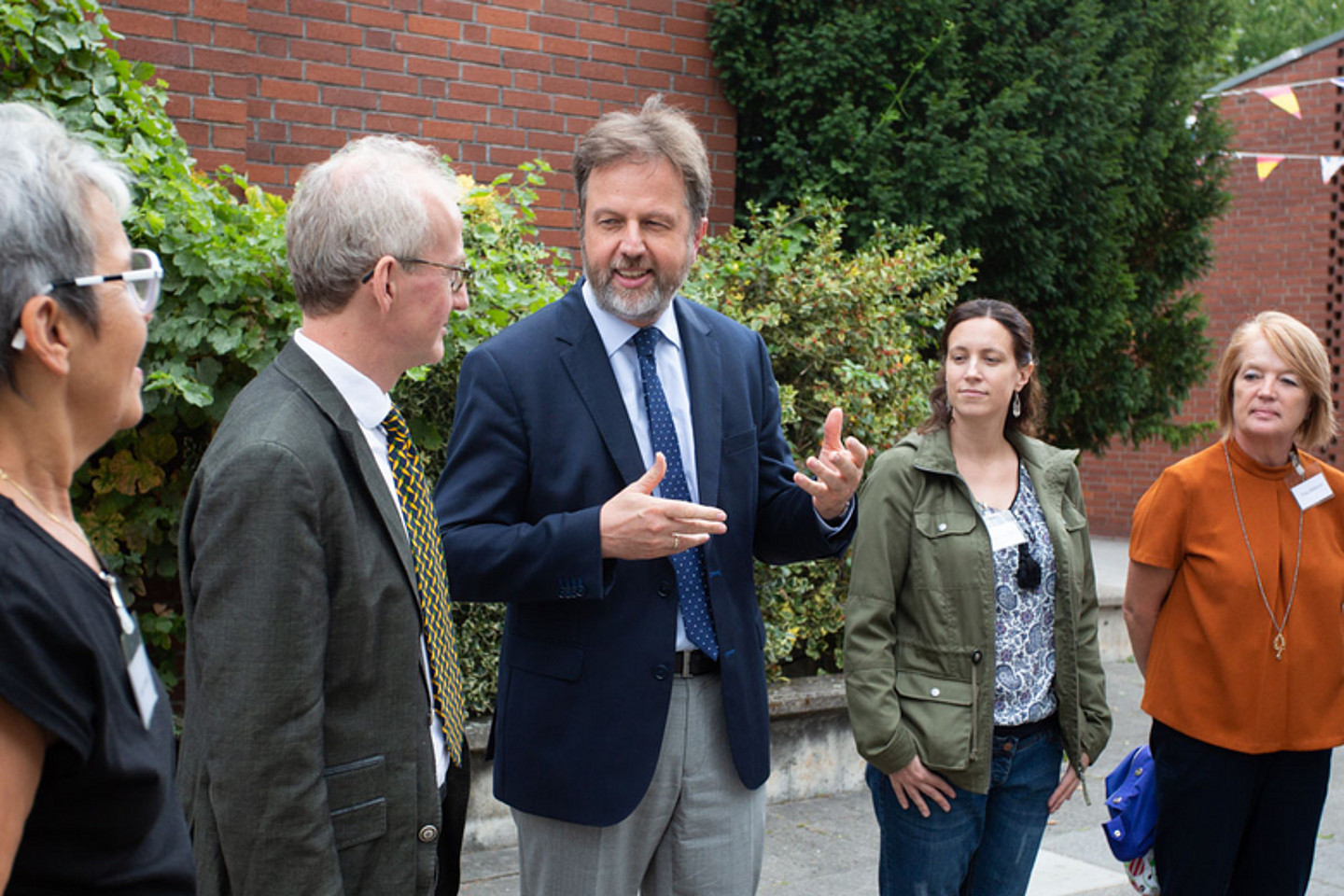 Besuch in Maintal-Dörnigheim (Evangelisches Gemeindebildungszentrum und Jugendzentrum) am Donnerstag. Unser Foto zeigt u.a. Dekan Dr. Martin Lückhoff (Mitte).