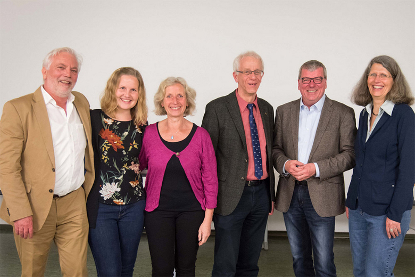 Das Team der Fachstelle mit Propst Helmut Wöllenstein (3.v.r) in Treysa (v.l.): Pfr. Karl-Günter Balzer (Öffentlichkeitsarbeit); Monika Nack (Stand der Forschung); Christina Meibohm (Dokumentation); Hartmut Schneider und Ute Göpel (Moderation).