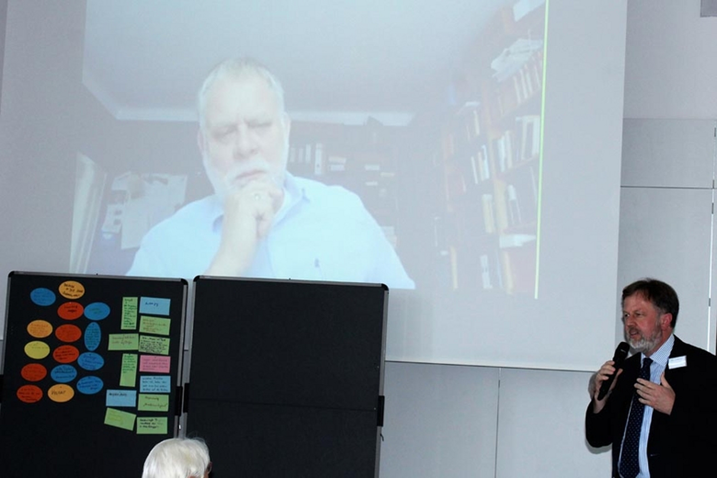Unter dem Titel «Die Diaspora am Nebentisch» ging es am 3. Juli 2021 bei einem Studientag in Hanau in der Alten Johanneskirche um die Arbeit der Diaspora-Kirchen weltweit und regional. (Foto: medio.tv/Pongratz)