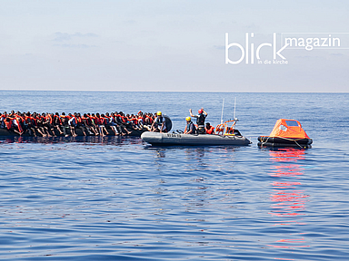 Unser Foto zeigt eines der überfüllten Boote im Mittelmeer.