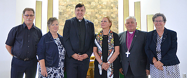 V.l.: Alexander Schacht (Aussiedlerseelsorge Kirchenkreis Hanau), Inge Ruehl (GAW), Pfr. Armin Beck (Dezernat Diakonie und Ökumene/Ausbildungshilfe-Christian Education Fund),
die deutsche Botschafterin in Kirgisistan, Dr. Gabriela Guellil (Deutsche Botschafterin in Bischkek), Bischof Alfred Eichholz (Evangelisch-Lutherische Kirche Kirgisiens, Ulrike Combé-von Nathusius (GAW). (Foto: Ökumene-Dezernat)