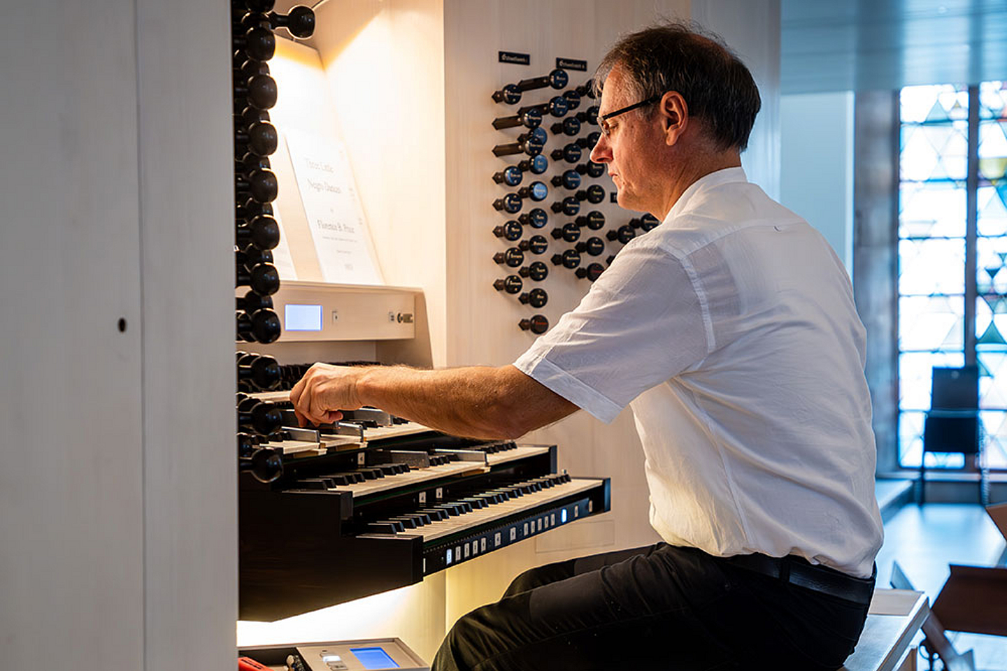 75 Jahre Grundgesetz: Gottesdienst in der Kasseler Martinskirche, im Bild Kirchenmusikdirektor (KMD) Eckhard Manz. Foto: Karsten Socher.