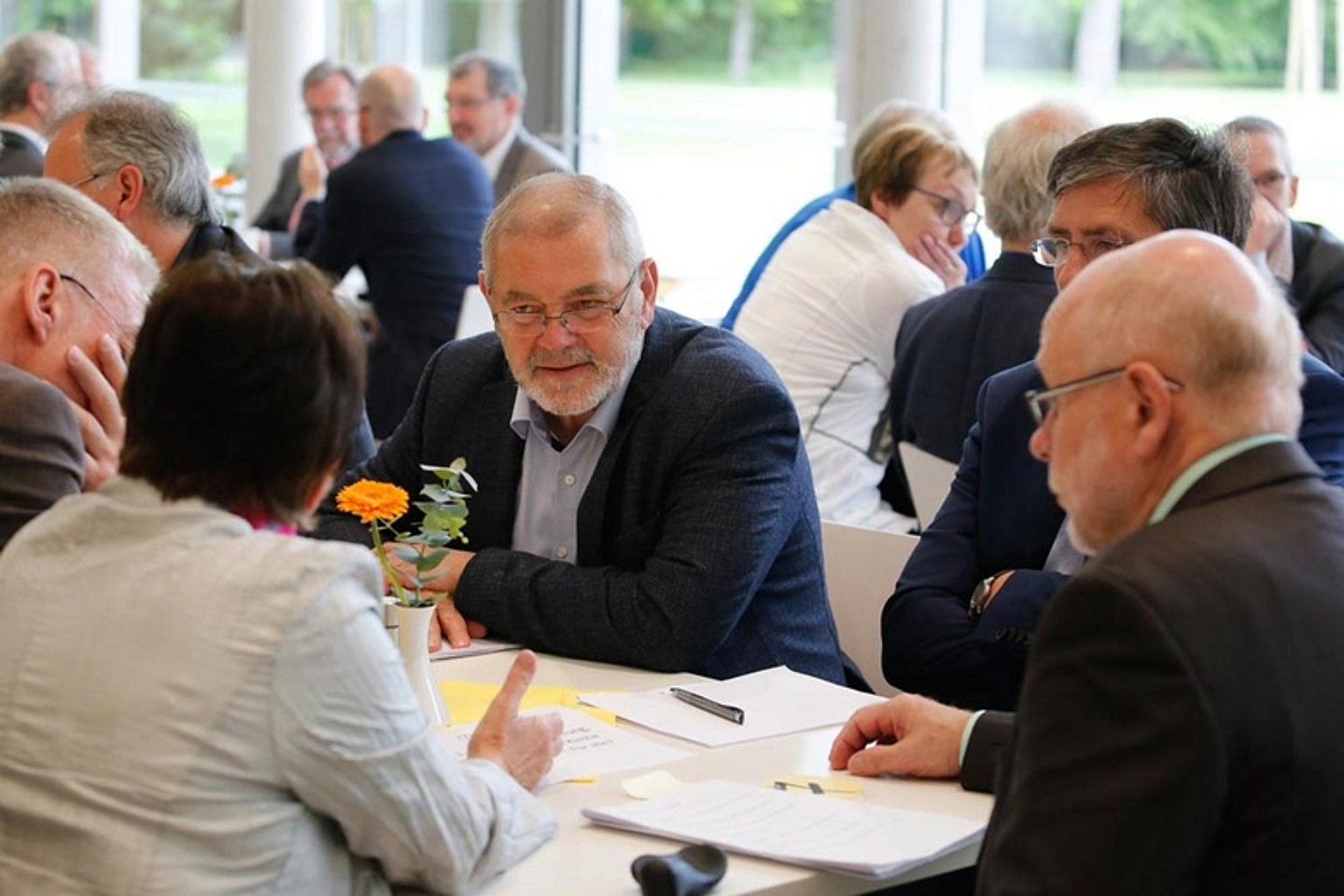 In Arbeitsgruppen wurden anschließend die Themen des Berichts vertieft und Konsequenzen diskutiert. (Foto: medio.tv/Schauderna)