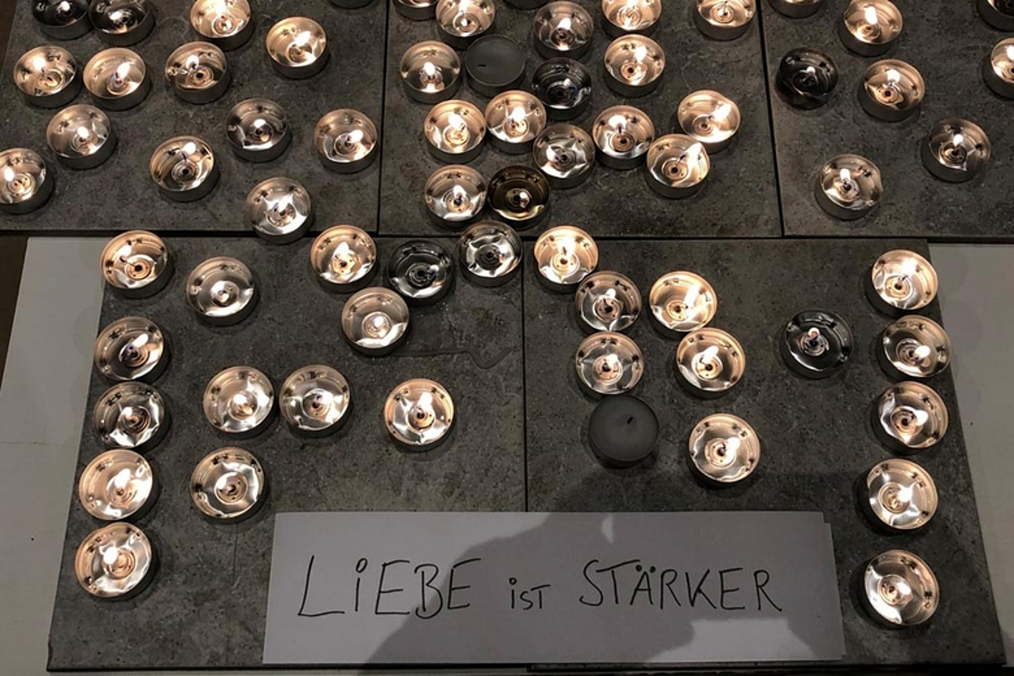 «Die Liebe ist stärker» - Gottesdienst in Wachenbuchen zum Gedenken und für die Hoffnung. (Foto: privat)