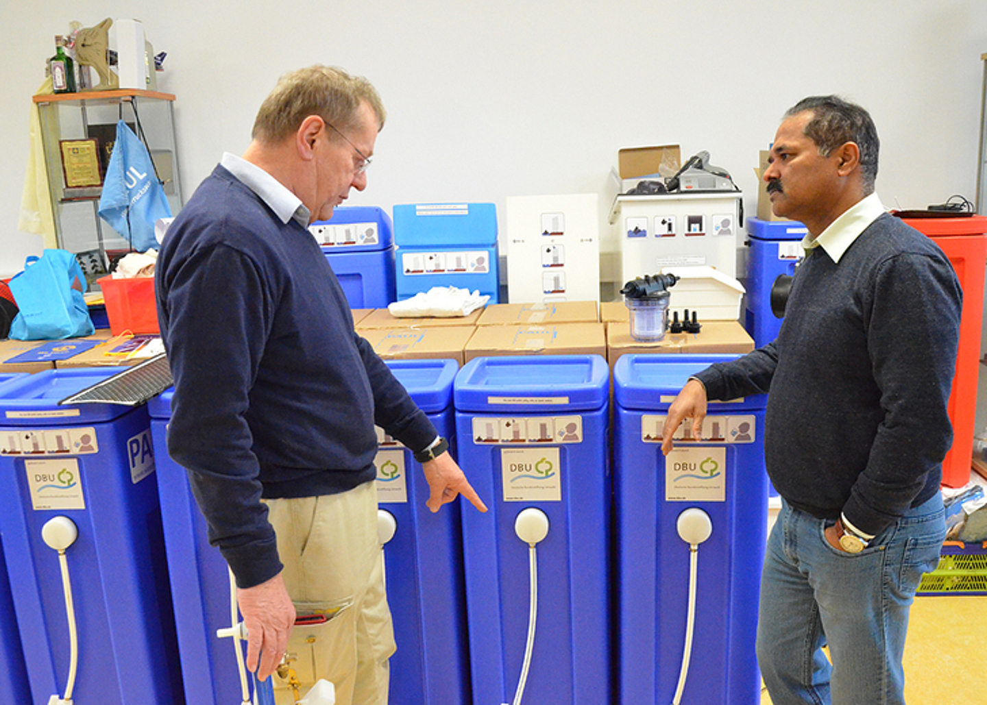 Prof. Frechen und Pfarrer Paul Shindhe begutachten die Wasserfilter. (Foto: Reinhold Hocke)