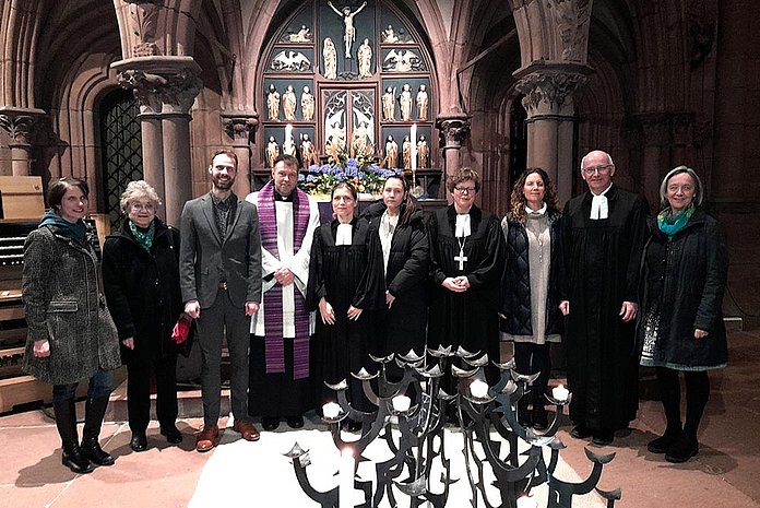 Beteten gemeinsam für den Frieden. Unser Foto zeigt die Beteiligten am Friedensgebet in Gelnhausen. (Foto: Marienkirche)