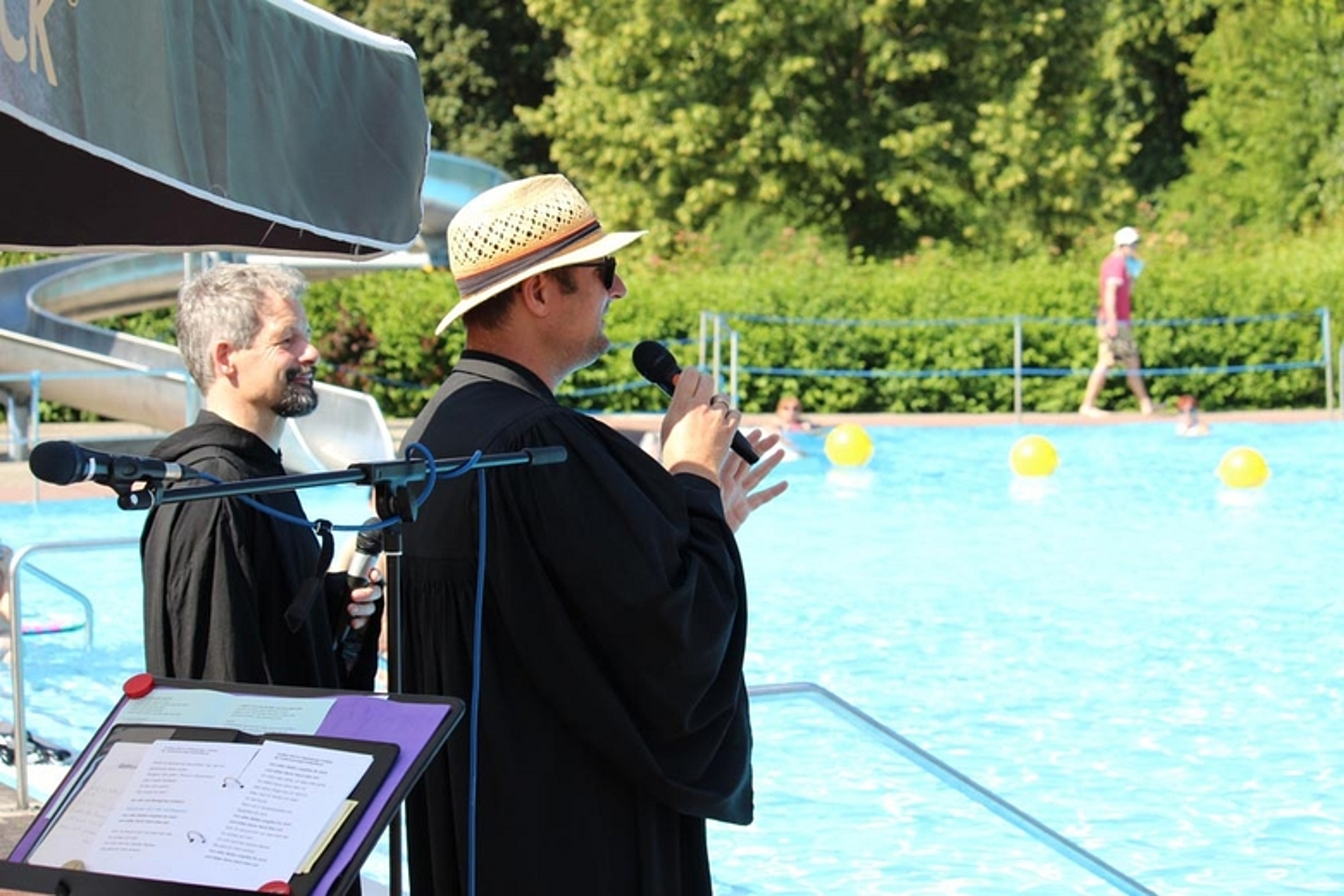 Tauferinnerungsgottesdienst im Freibad in Fulda-Petersberg. (Fotos: Claudia Pfannemüller) 