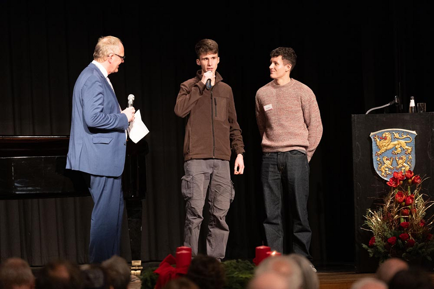 Schüler der Max-Eyth-Schule in Kassel, die von dem Angebot der Demokratie-Mittagspause berichteten im Gespräch mit Pfarrer Bendix Balke Schüler der Max-Eyth-Schule in Kassel, die von dem Angebot der Demokratie-Mittagspause berichteten im Gespräch mit Pfarrer Bendix Balke