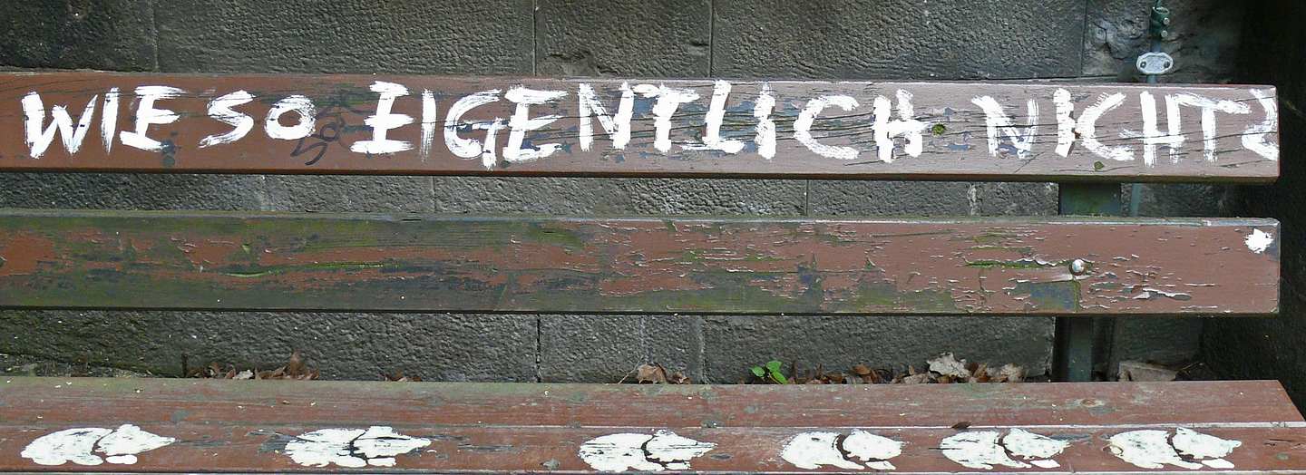 Graffiti auf der Lehne einer alten, verwitterten Holzbank: "Wieso eigentlich nicht?", Foto (Ausschnitt): Peter Weidemann, pfarrbriefservice.de