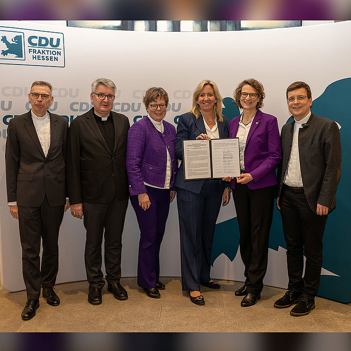 v.l.: Dr. Wolfgang Pax (Generalvikar im Bistum Limburg), Prof. Dr. Peter Kohlgraf (Bischof des Bistums Mainz), Prof. Dr. Beate Hofmann (Bischöfin der EKKW), Ines Claus (CDU-Fraktionsvorsitzende im Hessischen Landtag), Prof. Dr. Christiane Tietz (Kirchenpräsidentin der EKHN) und Dr. Martin Stanke (Generalvikar im Bistum Fulda).