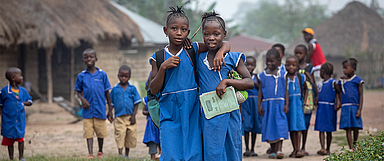 Im vergangenen Jahr konnten insgesamt 669 Projekte bewilligt werden - 240 davon sind in Afrika. Dort ermöglicht z. B. die Brot für die Welt-Partnerorganisation SIGA Kindern in Sierra Leone den Schulbesuch. (Foto: Christoph Püschner/Brot für die Welt)