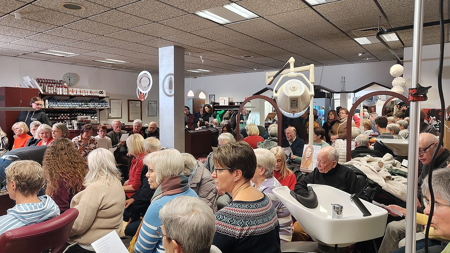 Zwischen Friseurstuhl, Spiegeln und Fön. Der Gottesdienst im Friseursalon war sehr gut besucht.