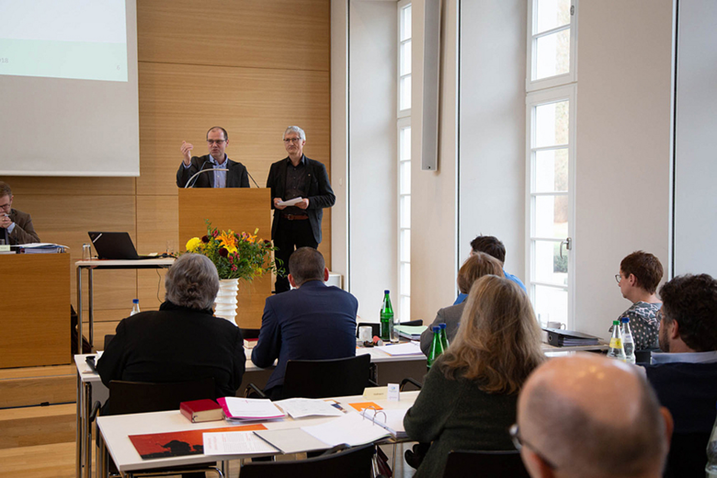 Stellten die Methode der Expertenbefragung in Arbeitgruppen zum Finanzbericht und Jahresabschlussberichts vor. Dr. Diethelm Meissner (Leiter des Referats Bildung, l.) und Dr. Jochen Gerlach (Leiter des referates Wirtschaft-Arbeit-Soziales im LKA, r.)