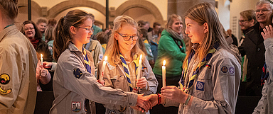 Pfadfinderinnen des Verbandes Christlicher Pfadfinderinnen und Pfadfinder (VCP) reichten sich als Zeichen des Friedens die Hände. (Foto: medio.tv/Schauderna)