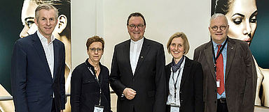 Jan Rinnert (Vorsitzender der Geschäftsführung, l.) von Hereaus mit Bischof Martin Hein (Mitte), Pröpstin Sabine Kropf-Brandau (2.v.l., Pfarrerin Heike Mause und Fachreferent Ralf Weidner (r.) in der Hanauer Firmenzentrale. (Foto: W. Hartmann / Heraeus)