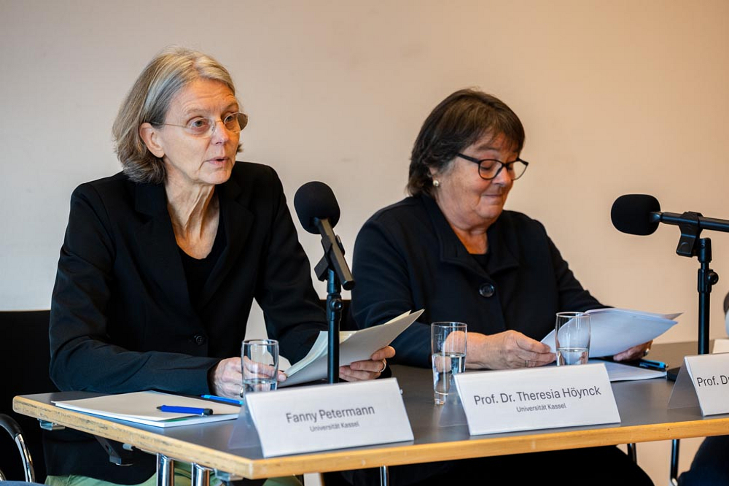 Pressegespräch zur Studie „Sexualisierte Gewalt durch einen hessischen evangelischen Gemeindepfarrer in den 1980er- Jahren“ Pressegespräch zur Studie „Sexualisierte Gewalt durch einen hessischen evangelischen Gemeindepfarrer in den 1980er- Jahren“