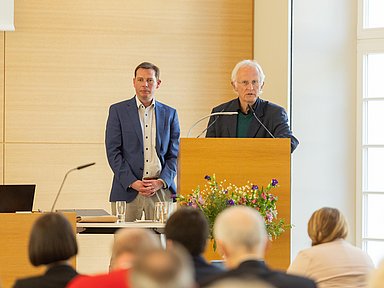Timo Koch (l., Dezernent für Bau und Liegenschaften) und Dekan Christian Wachter  (Kirchenkreis Schwalm-Eder) brachten die Planungen zum Gebäudestrategieprozess ein. 