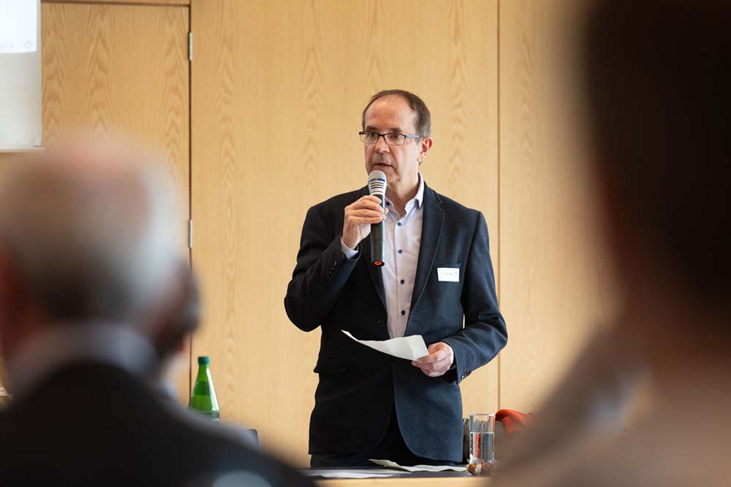 Pfarrer Jochen Löber (Immanuelkirche Kassel) erzählte vom Geflüchtetenprojekt "Café Mír" in seiner Gemeinde