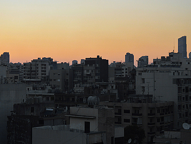 Die Sicherheitslage im Libanon und weiteren Regionen ist instabil und unberechenbar. Es gibt immer wieder Luftangriffe. Unser Foto zeigt Häuser in Beirut, der Hauptstadt des Libanon.