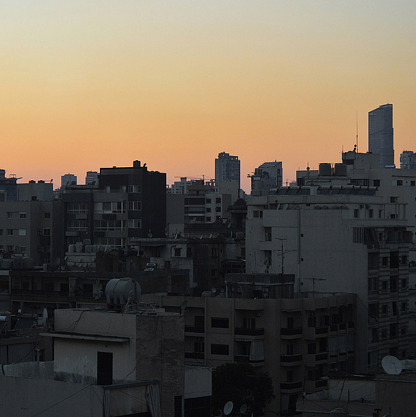 Die Sicherheitslage im Libanon und weiteren Regionen ist instabil und unberechenbar. Es gibt immer wieder Luftangriffe. Unser Foto zeigt Häuser in Beirut, der Hauptstadt des Libanon.